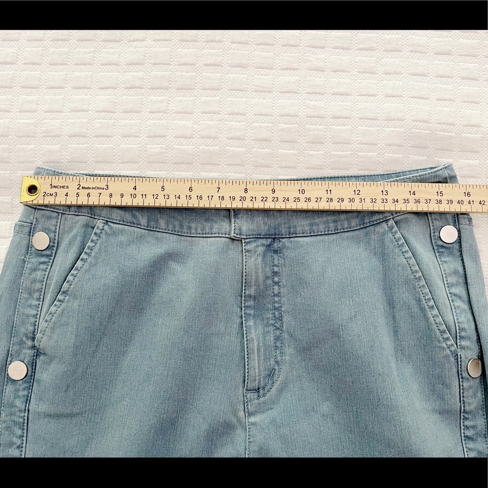 A350330 G.I.L.I. Dual Stretch Side Button Flare Jeans LIGHT WASH Size 10 Boho - Picture 4 of 9